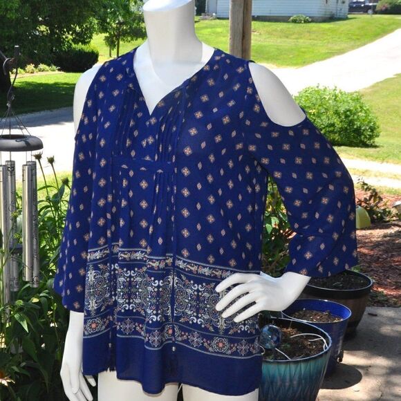 2/$10 Limited Cold Shoulder Top Size Medium MUST BUNDLE FOR THIS PRICE - Picture 1 of 3